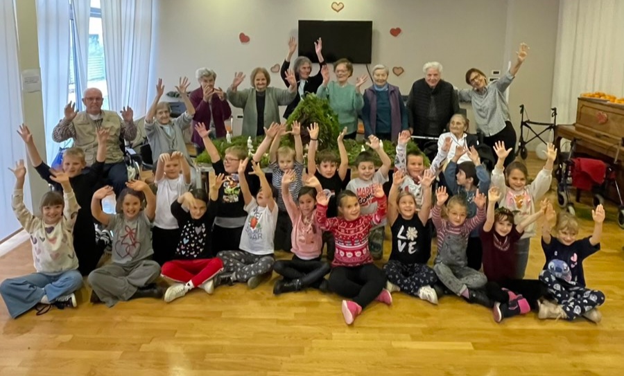 Posjet Domu za starije i nemoćne „Atilio Gamboc” – IZRADA BOŽIĆNIH JASLICA