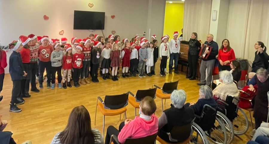 BOŽIĆNA PRIREDBA U DOMU ZA STARIJE I NEMOĆNE “ATILIO GAMBOC” UMAG