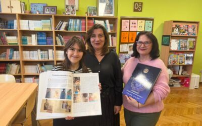 Melissa Zakinja i njena baka Lucijana Kozlović Visinski darovale Knjižnici vrijedne almanahe Hrvatske udruge kolekcionara